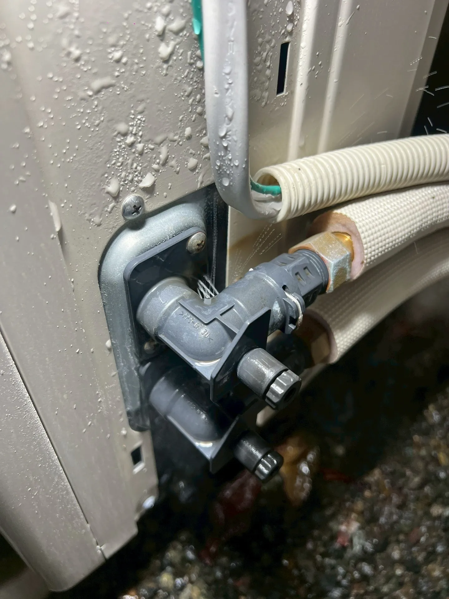 【足立区】エコキュートの水漏れを即解決！早期点検で安心のメンテナンス