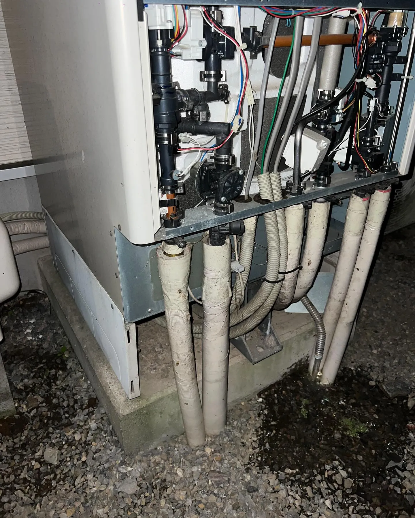 江戸川区にてエコキュートの電源が入らなくなって外を見たら水漏...