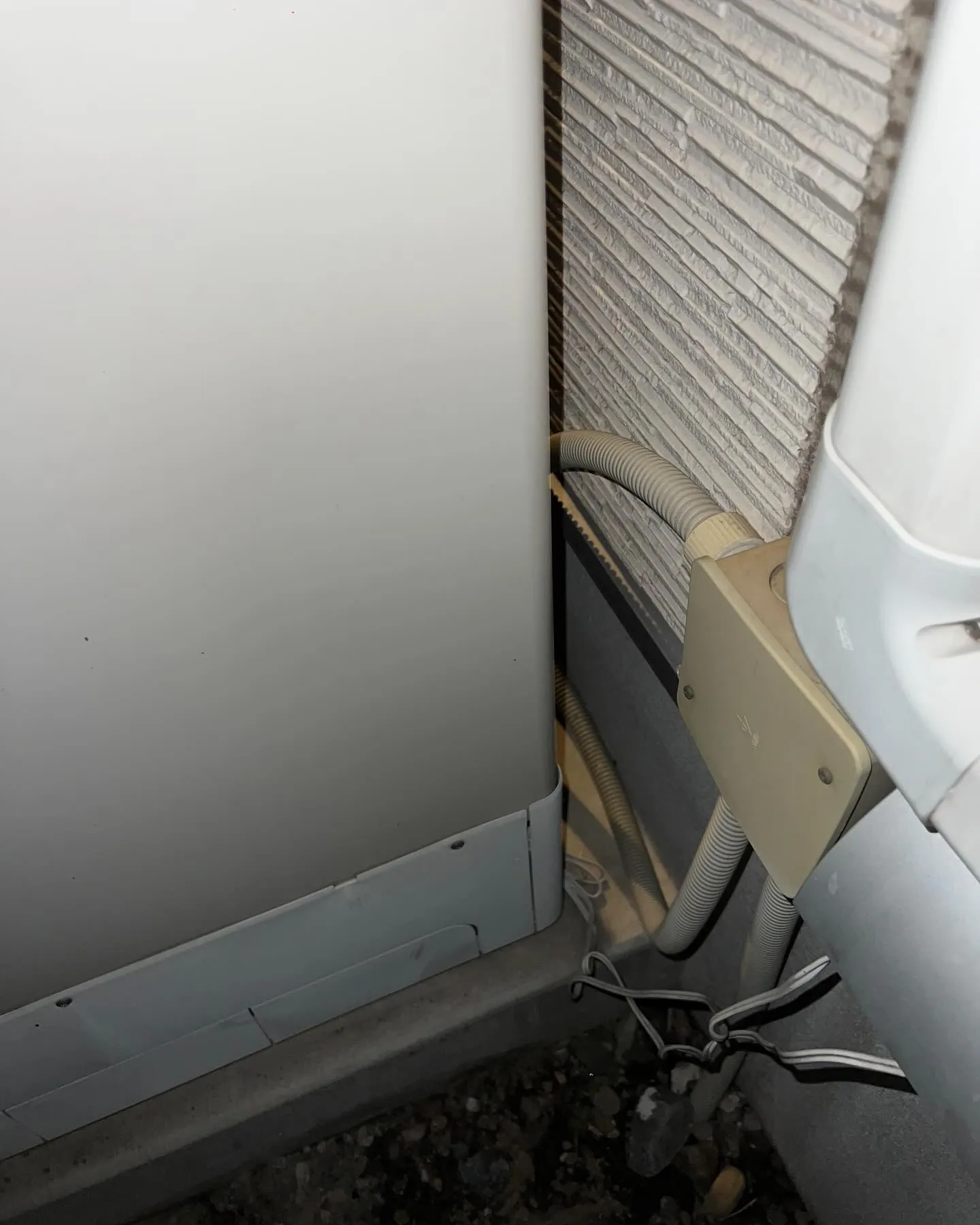 江戸川区にてエコキュートの電源が入らなくなって外を見たら水漏...