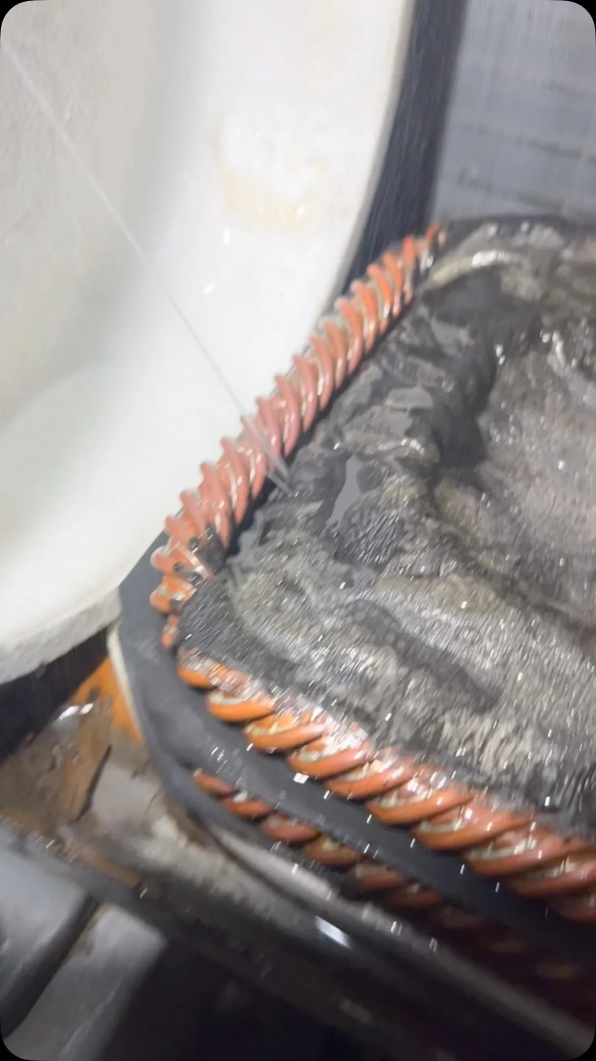 江戸川区にてエコキュートのヒートポンプから水漏れしているとお...